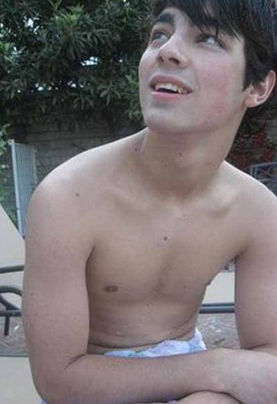 shirtless-joe-jonas-1.0.0.0x0.400x579.jpeg