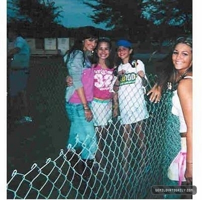 semi-pics-old-selena-gomez-and-demi-lovato-7997726-400-397.jpg