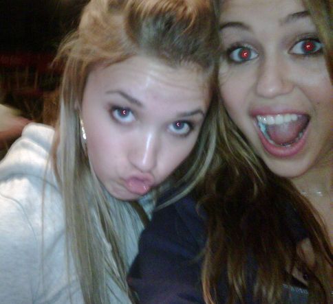 Miley_Cyrus_Emily_Osment_haha.jpg