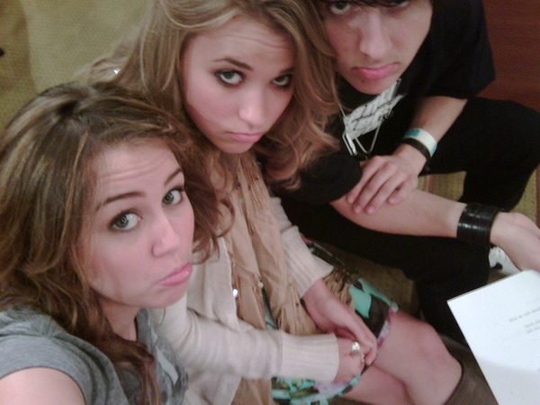 miley-cyrus-emily-osment-mitchel-musso-season-hannah-montana.jpg